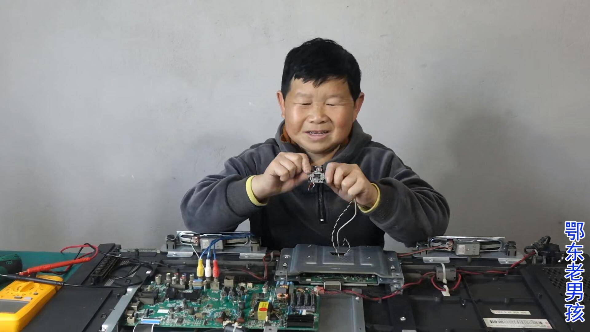 液晶没声音,老男孩找到了快速解决的办法,却又遭到客户的否决